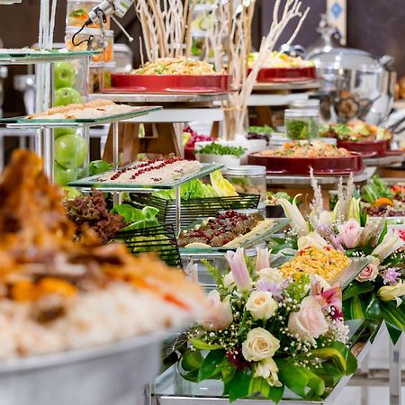 Radisson Blu Hotel Riyadh Qurtuba Exterior foto A buffet at a hotel