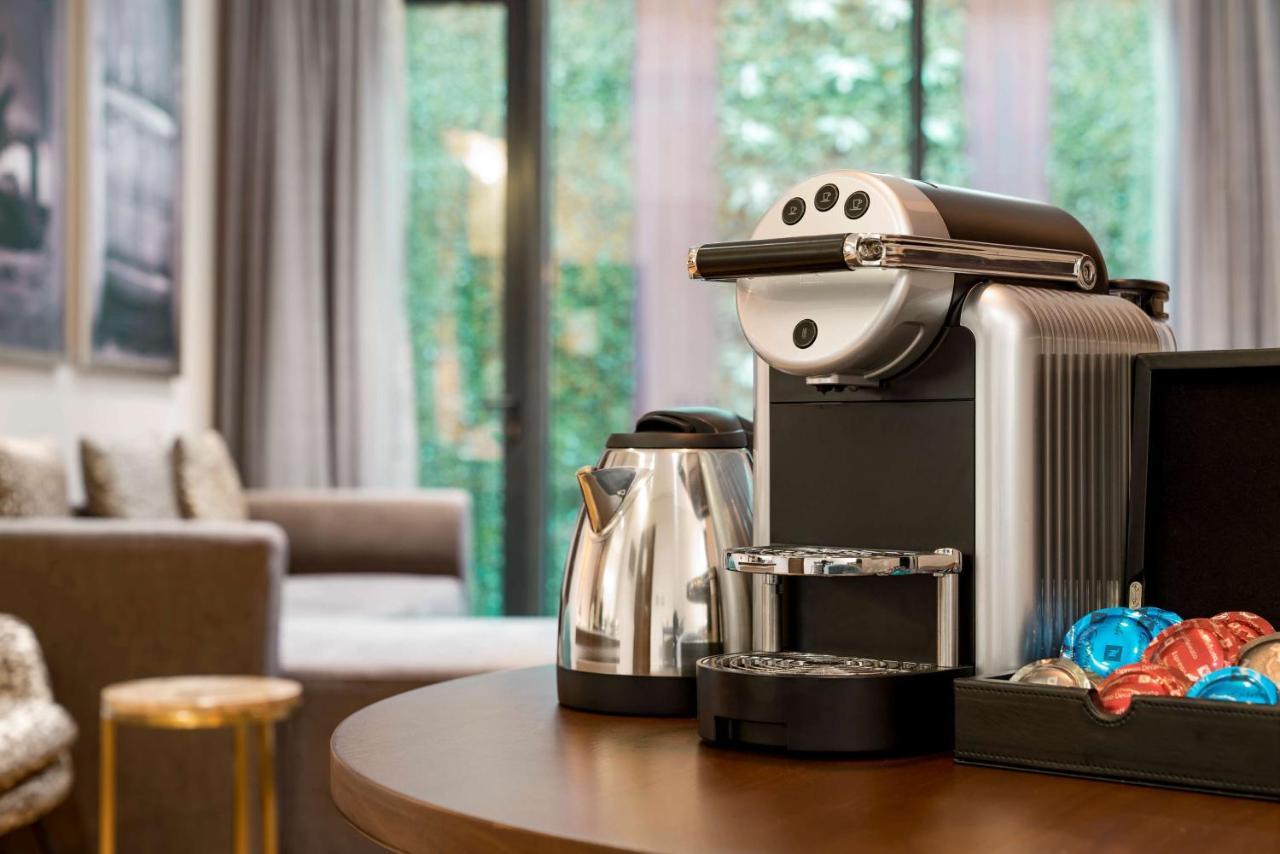 Radisson Blu Hotel Riyadh Qurtuba Exterior foto A Nespresso coffee machine
