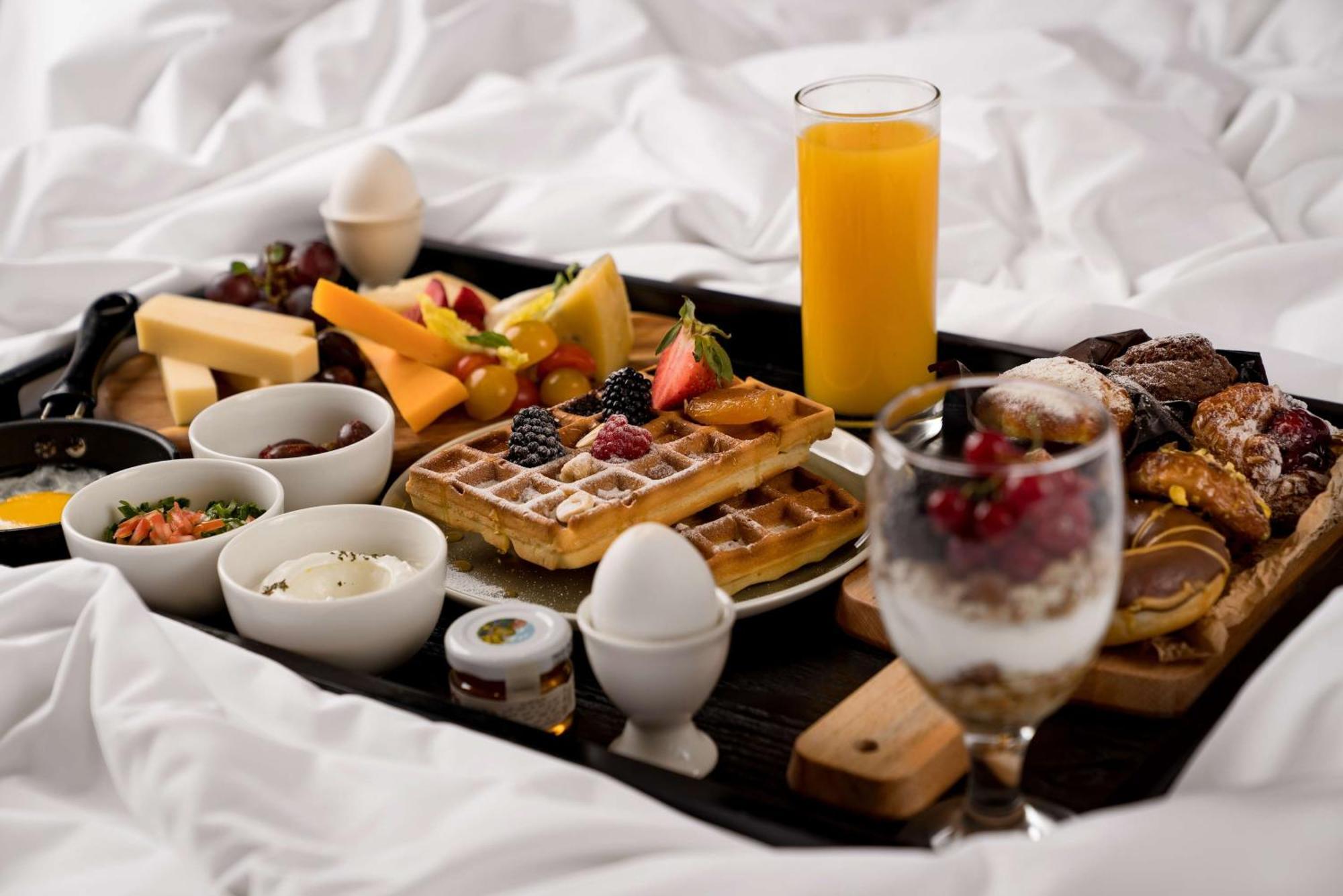 Radisson Blu Hotel Riyadh Qurtuba Exterior foto A breakfast tray