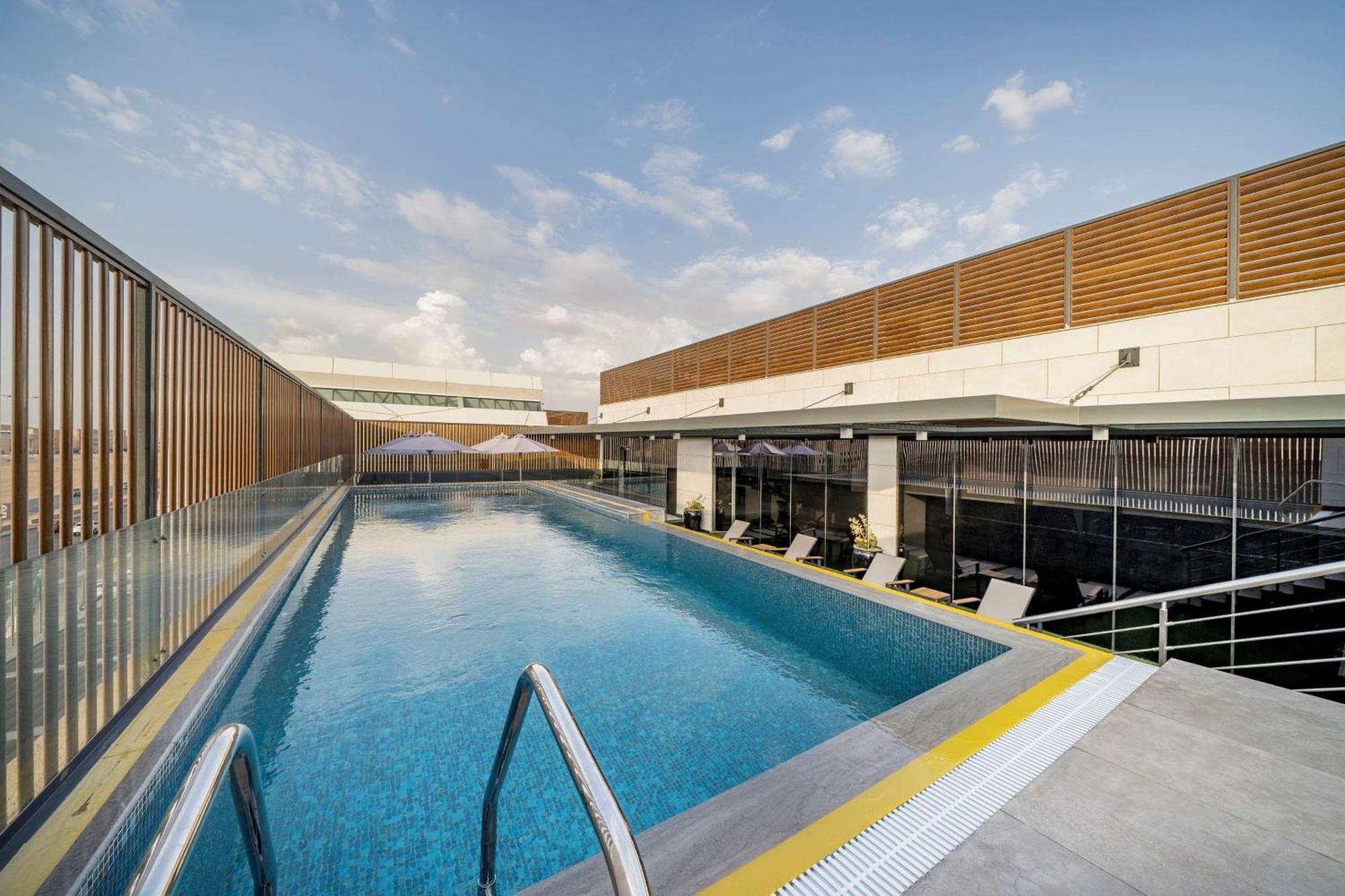 Radisson Blu Hotel Riyadh Qurtuba Exterior foto The rooftop pool at the hotel