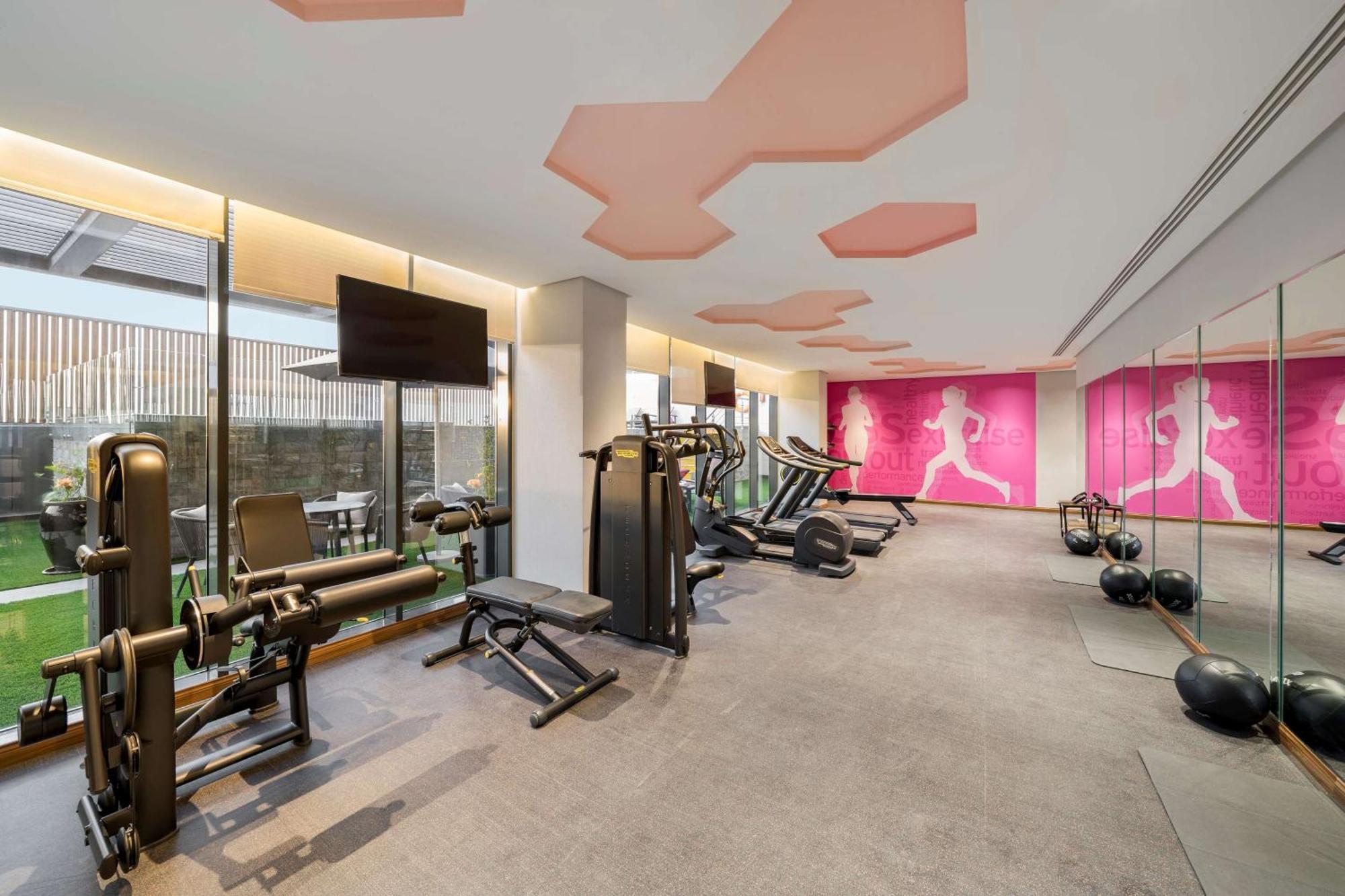 Radisson Blu Hotel Riyadh Qurtuba Exterior foto The gym at the hotel