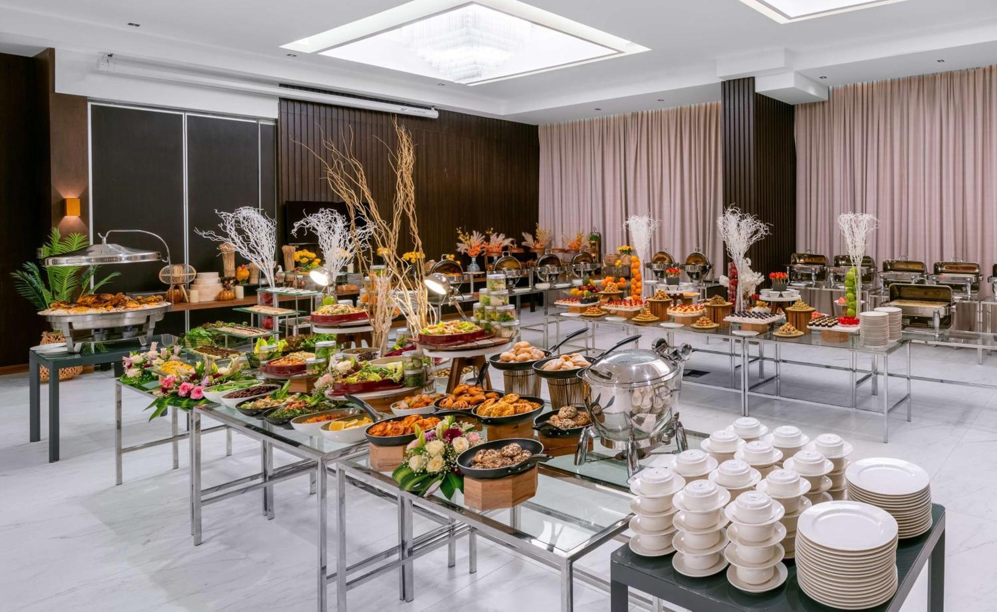 Radisson Blu Hotel Riyadh Qurtuba Exterior foto A buffet at a hotel