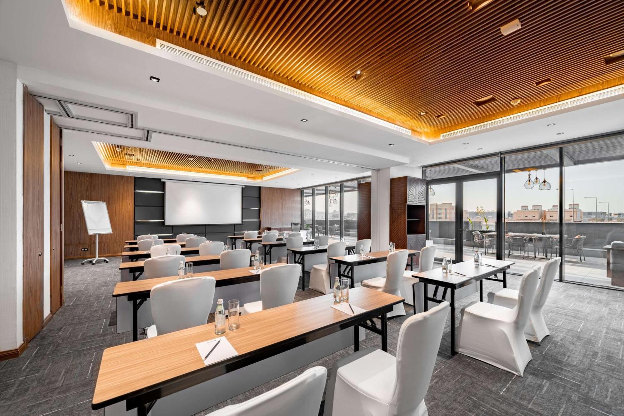 Radisson Blu Hotel Riyadh Qurtuba Exterior foto Meeting room