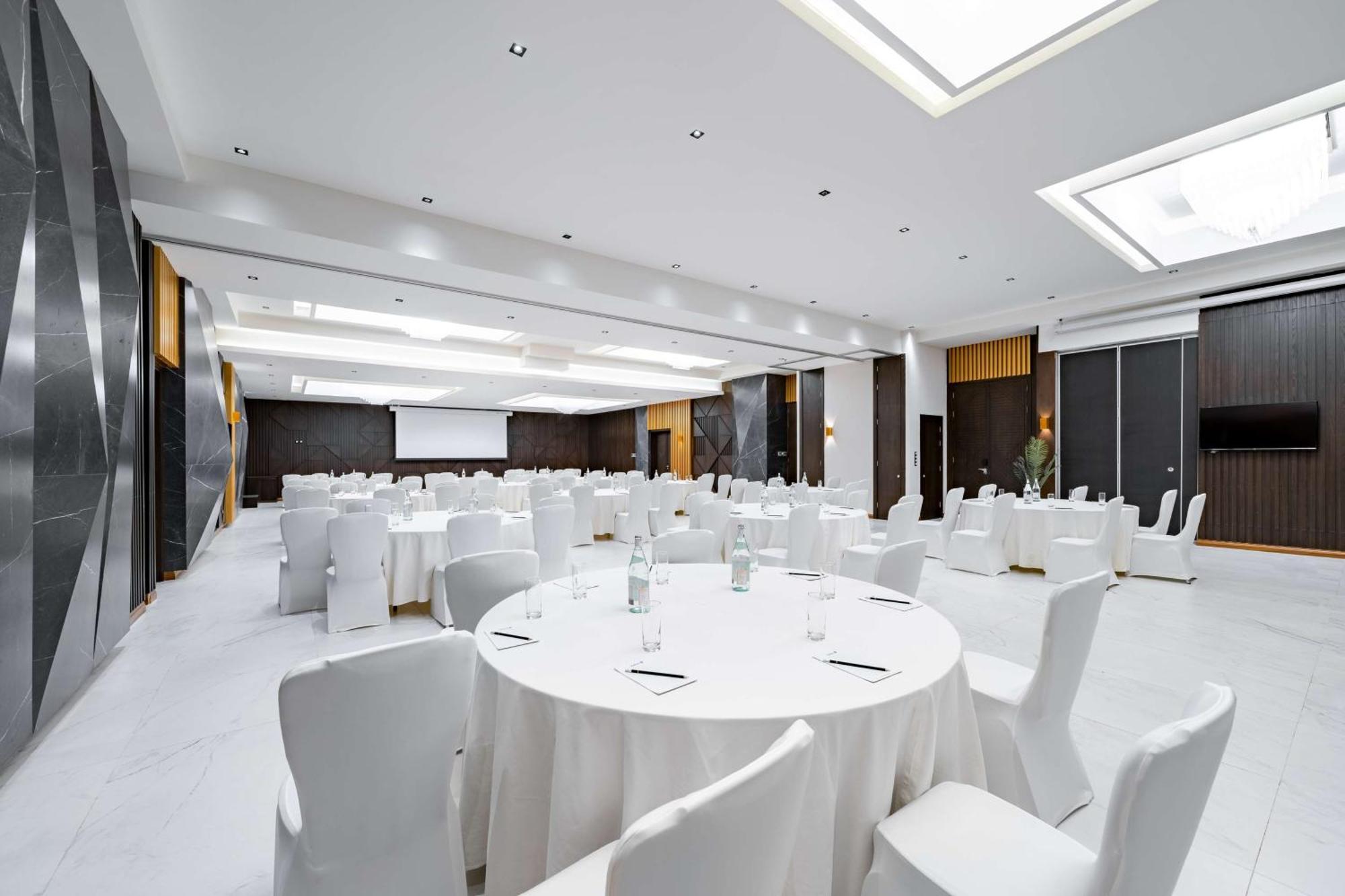 Radisson Blu Hotel Riyadh Qurtuba Exterior foto The ballroom