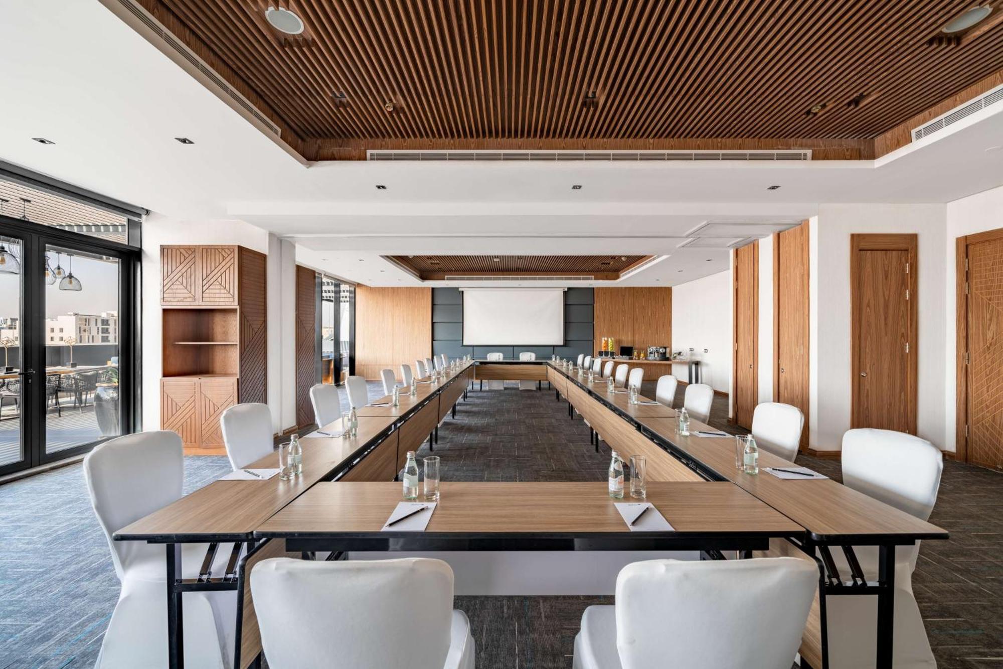Radisson Blu Hotel Riyadh Qurtuba Exterior foto Meeting room