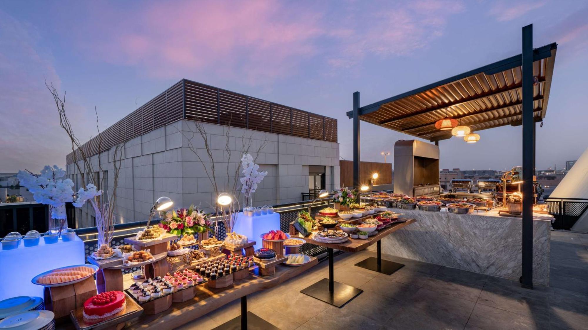 Radisson Blu Hotel Riyadh Qurtuba Exterior foto The rooftop bar at the hotel