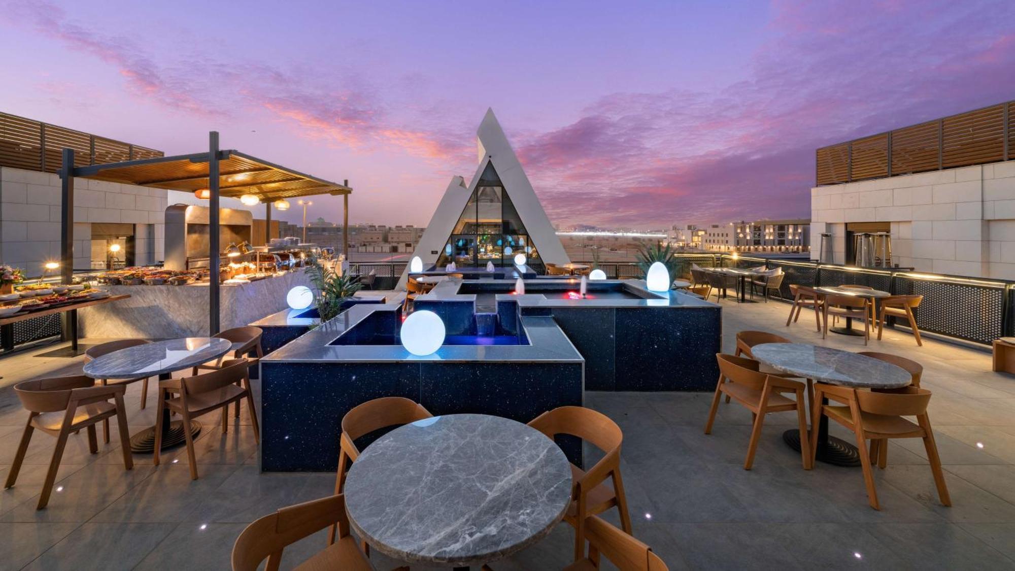 Radisson Blu Hotel Riyadh Qurtuba Exterior foto The View Rooftop Lounge