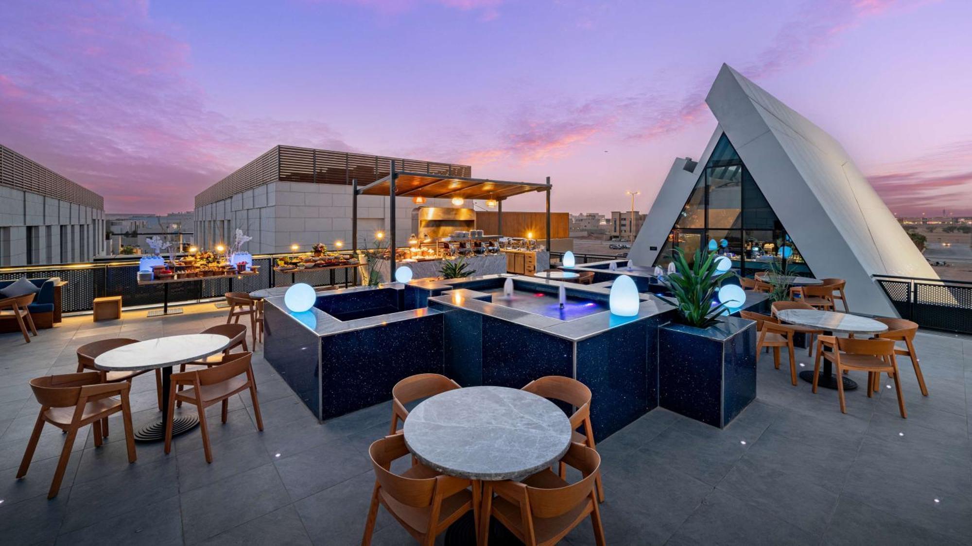 Radisson Blu Hotel Riyadh Qurtuba Exterior foto The View Rooftop Lounge