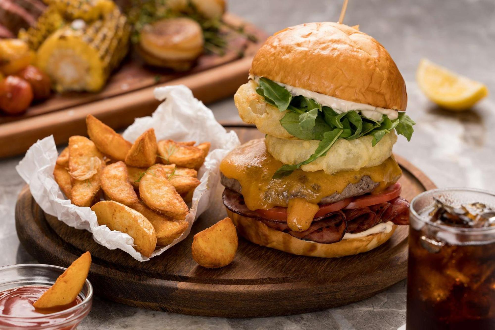 Radisson Blu Hotel Riyadh Qurtuba Exterior foto A cheeseburger with chips