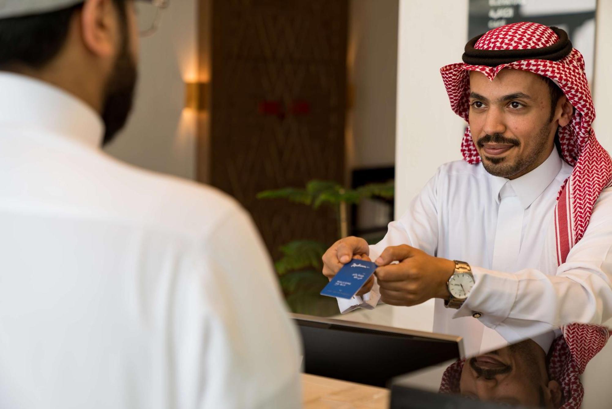 Radisson Blu Hotel Riyadh Qurtuba Exterior foto A Saudi Arabian man wearing a keffiyeh